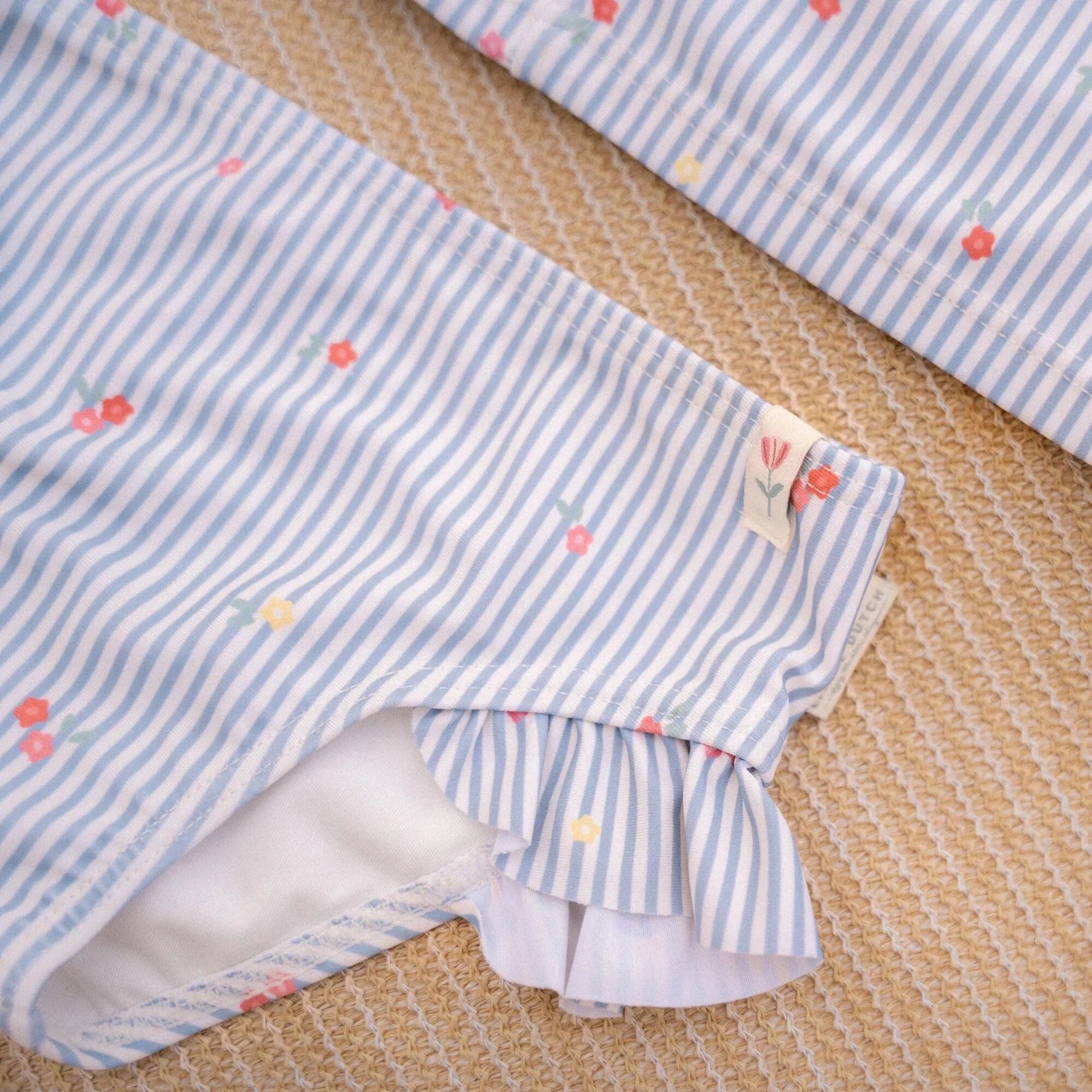 Bañador tipo slip azul con estampado de flores