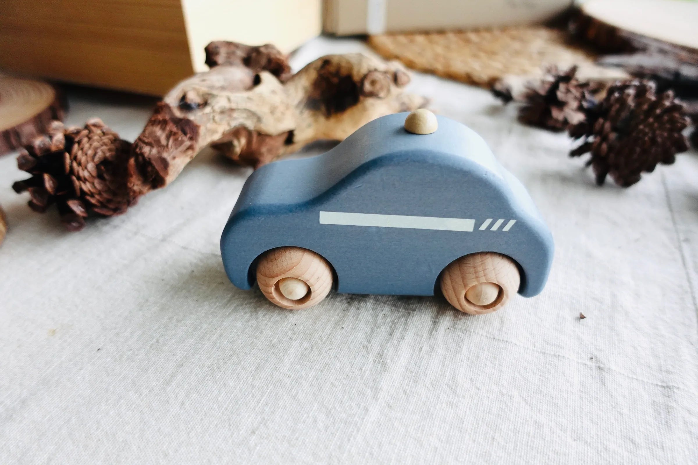 Coche de policía de madera