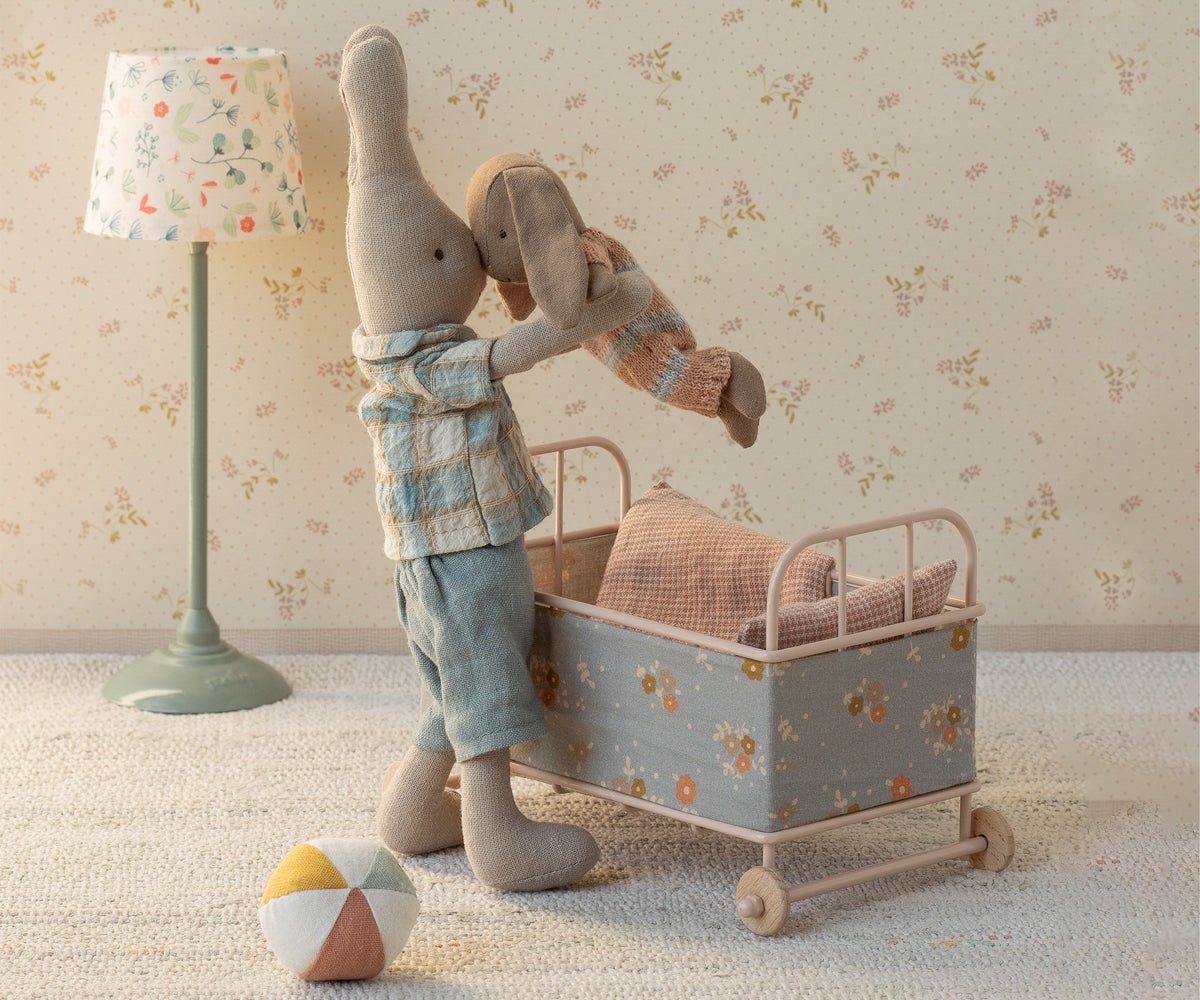 Maileg – Coelhinha Micro com Fato de Malha Rosa Dusty (Castanho)