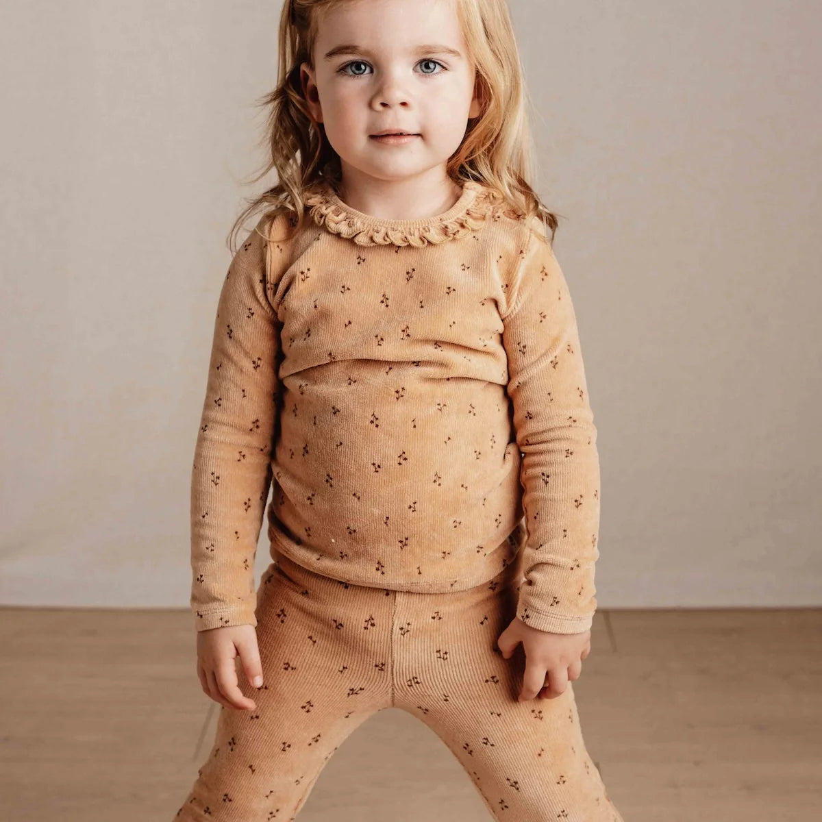 Pantalones holgados con flores de almendra