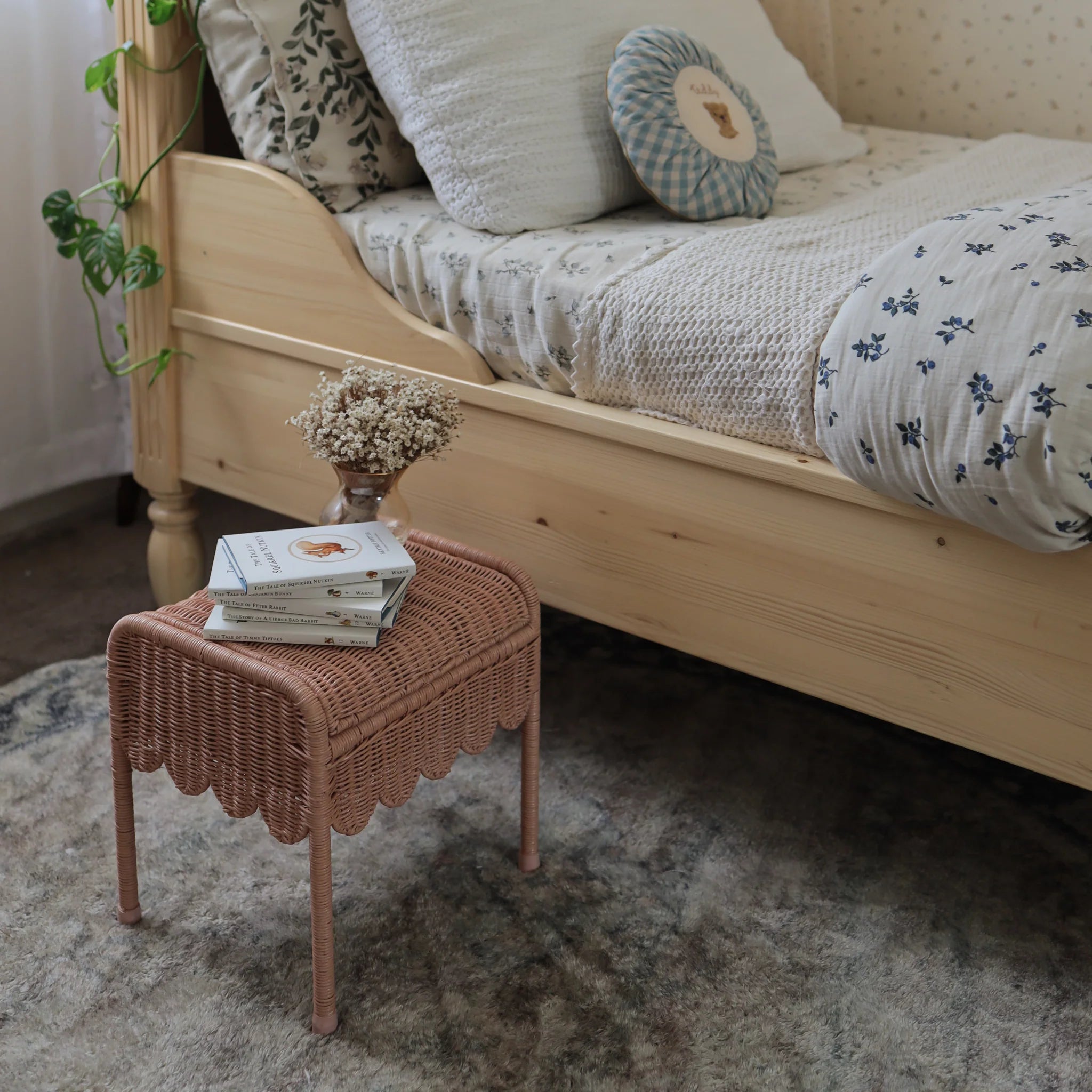 Olli Ella Petal Storie Stool Seashell Pink | Taburete de Almacenamiento de Ratán