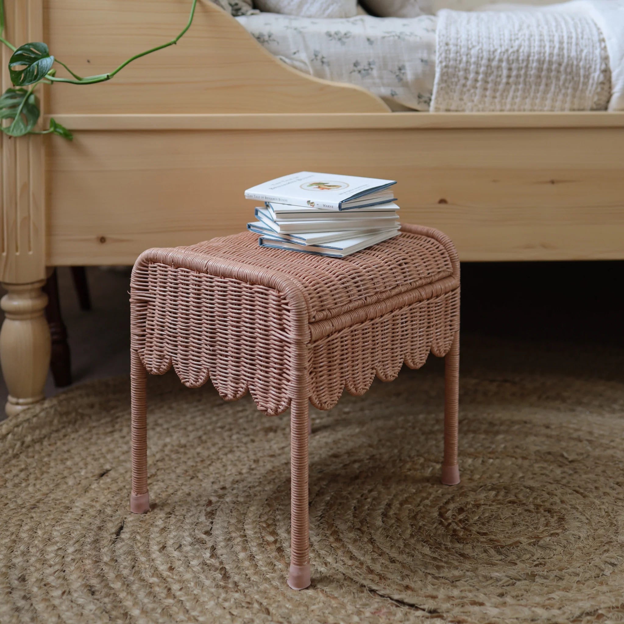 Olli Ella Petal Storie Stool Seashell Pink | Taburete de Almacenamiento de Ratán