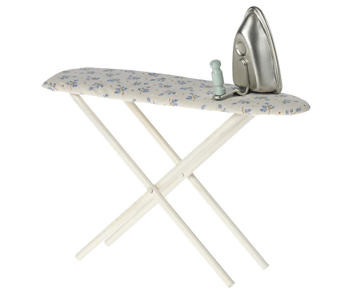Plancha y tabla de planchar en miniatura.