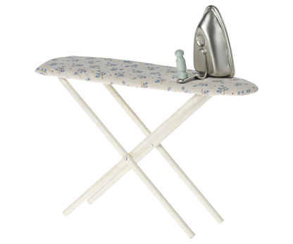 Plancha y tabla de planchar en miniatura.