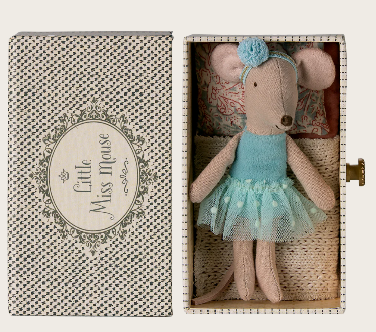 Rata bailarina na caixinha, Irmã mais nova