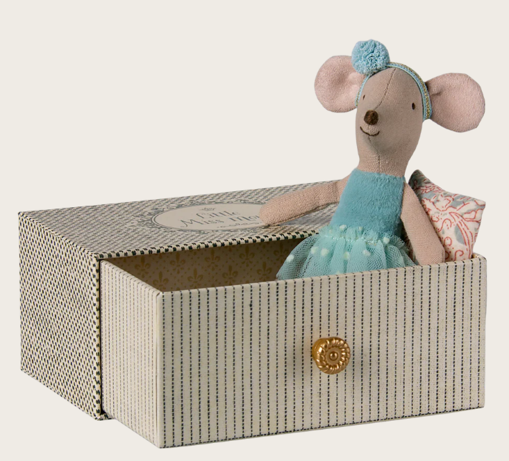 Rata bailarina na caixinha, Irmã mais nova