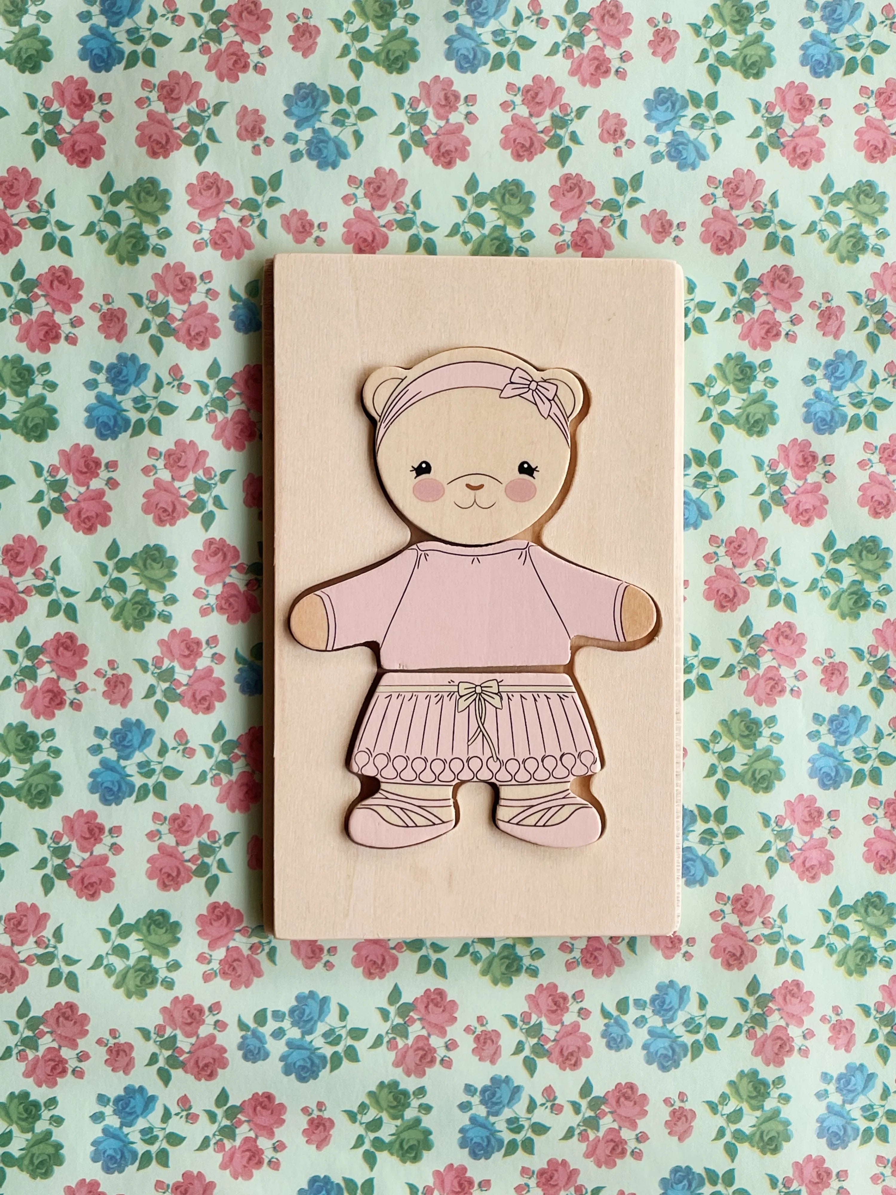 Rompecabezas de madera - Vestir a un osito de peluche