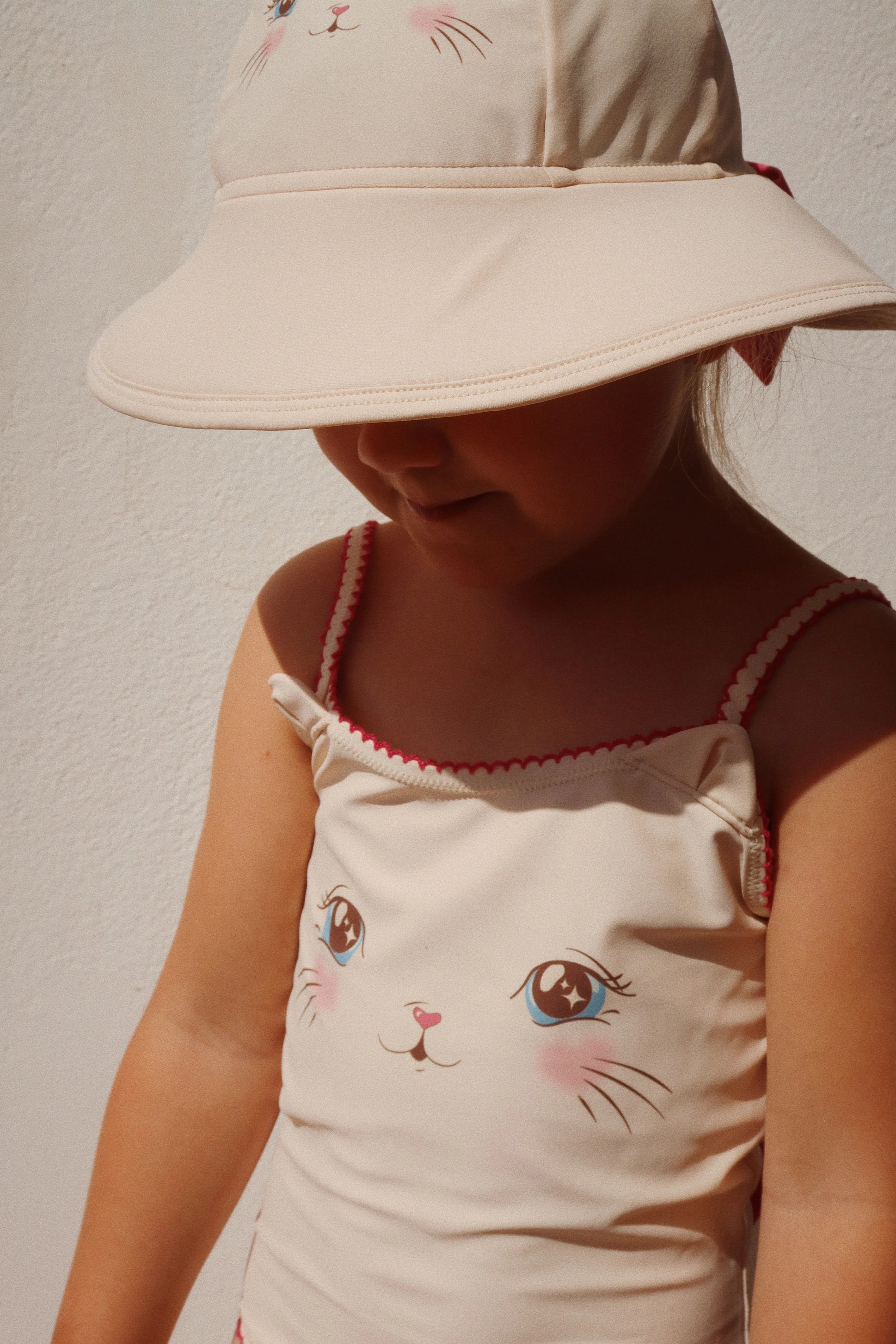 Traje de baño infantil con gatito