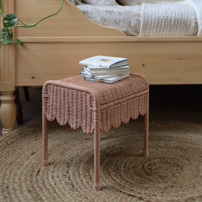 Olli Ella Petal Storie Stool Seashell Pink | Taburete de Almacenamiento de Ratán
