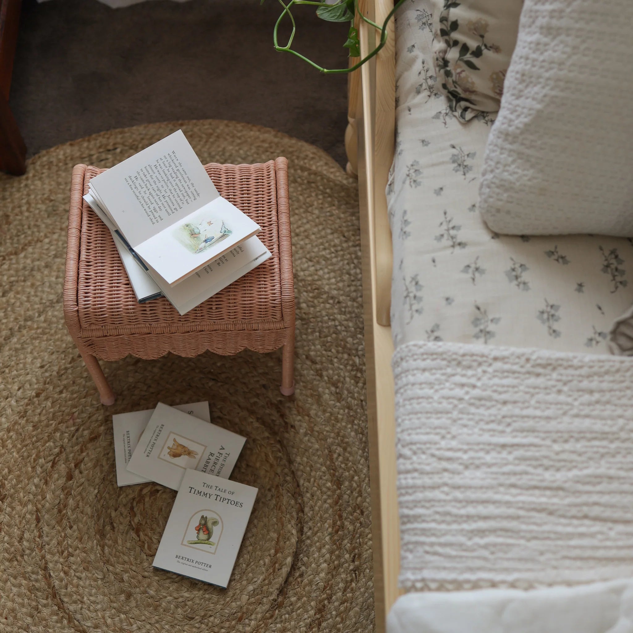 Olli Ella Petal Storie Stool Seashell Pink | Taburete de Almacenamiento de Ratán