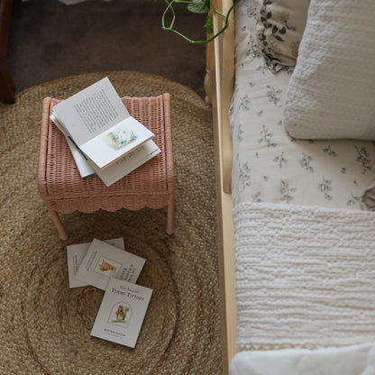 Olli Ella Petal Storie Stool Seashell Pink | Taburete de Almacenamiento de Ratán