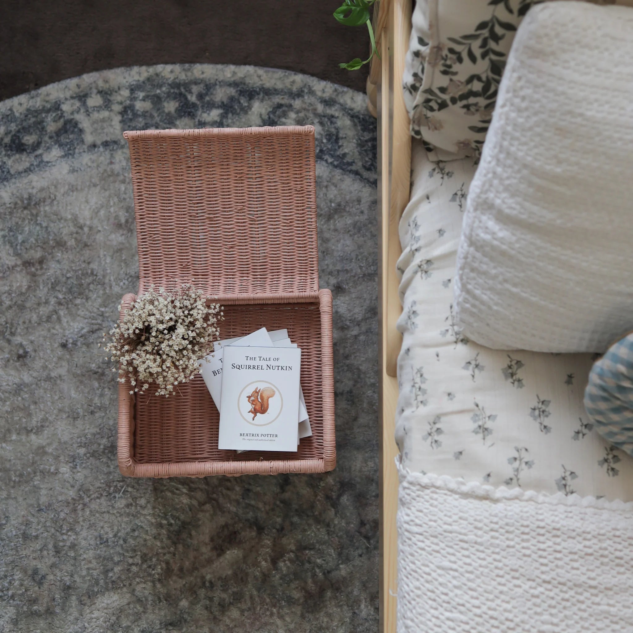 Olli Ella Petal Storie Stool Seashell Pink | Taburete de Almacenamiento de Ratán