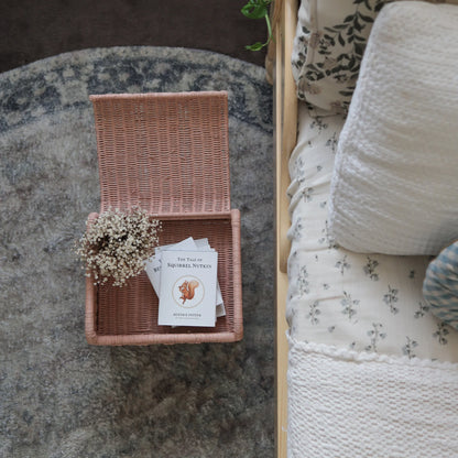 Olli Ella Petal Storie Stool Seashell Pink | Taburete de Almacenamiento de Ratán