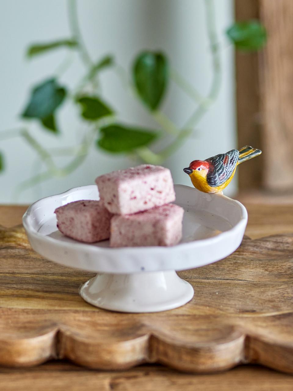 Plato de pastel con pata de pájaro